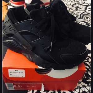 Nike Huarache Run BLK. Worn Once 5.5Y 7w